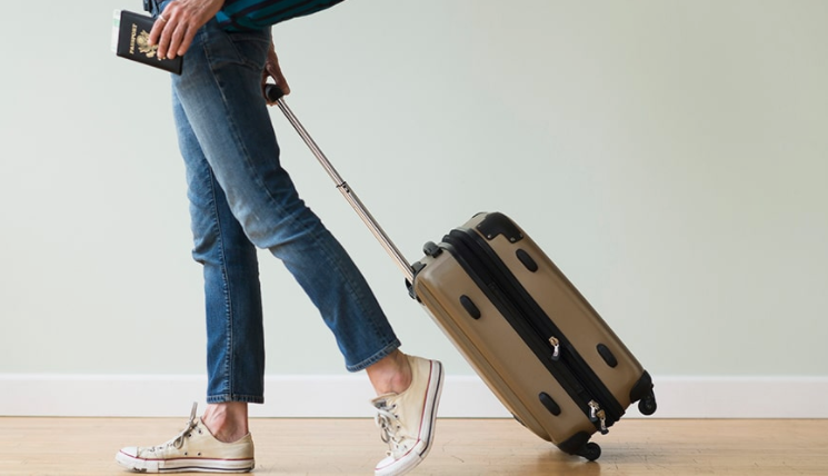 TRAVEL LIGHT WITH THE RIGHT WOMEN’S CLOTHING